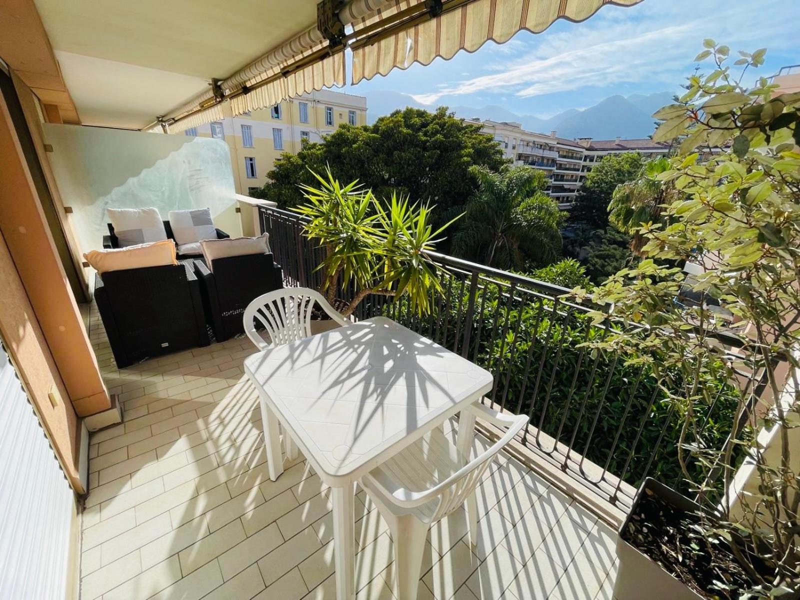 Apartment With Tropical Garden And Mountain View Location